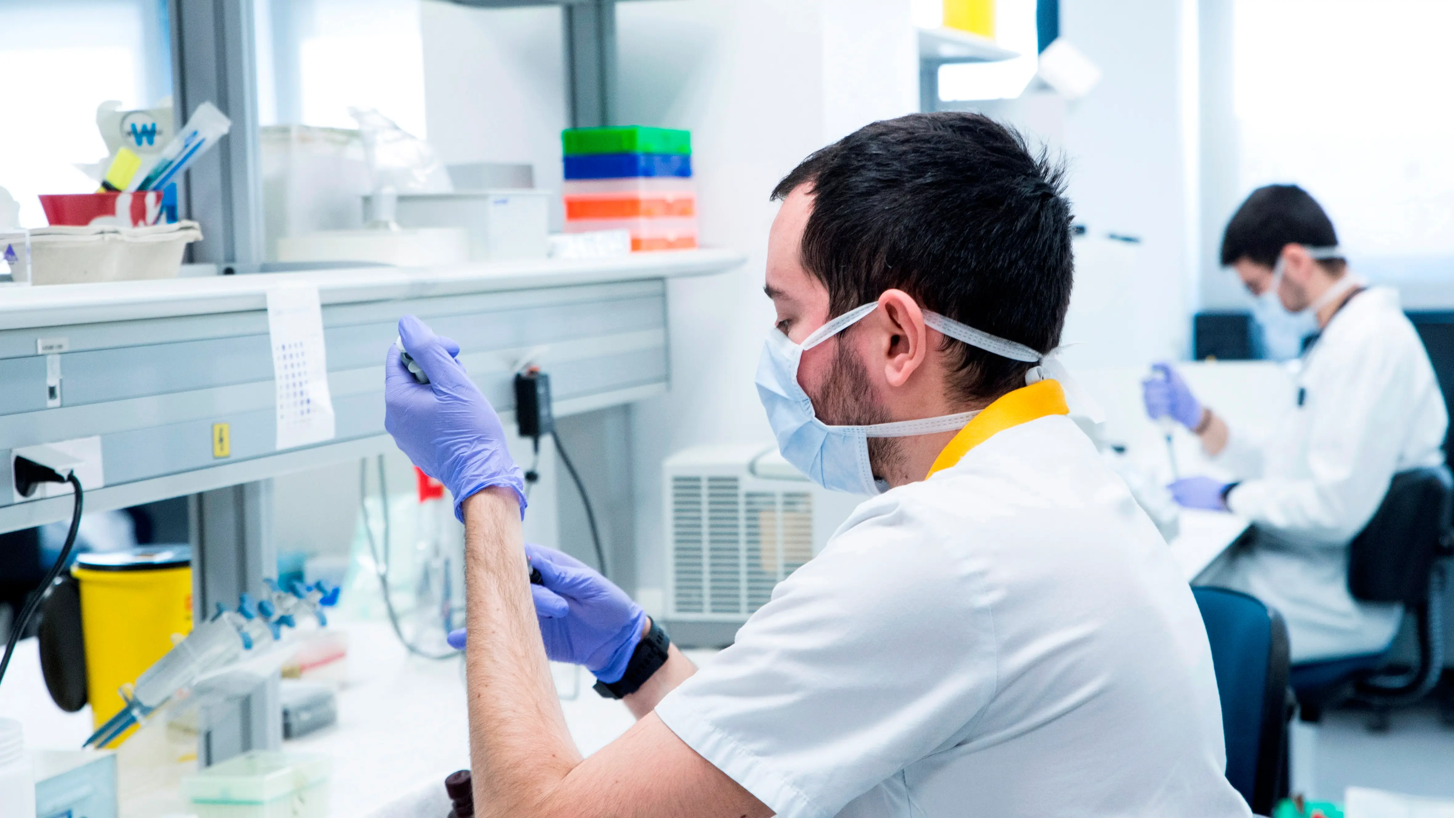 Trabajadores del Instituto de Investigaci&oacute;n Hospital Universitario La Paz durante sus investigaciones sobre el coronavirus