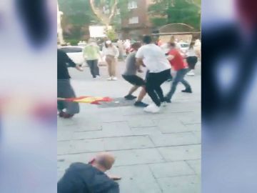 Vídeo:Un testigo graba la pelea en Moratalaz durante las caceroladas | Última hora Madrid