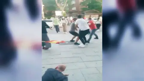 Vídeo:Un testigo graba la pelea en Moratalaz durante las caceroladas | Última hora Madrid Vídeo:Un testigo graba la pelea en Moratalaz durante las caceroladas | Última hora Madrid