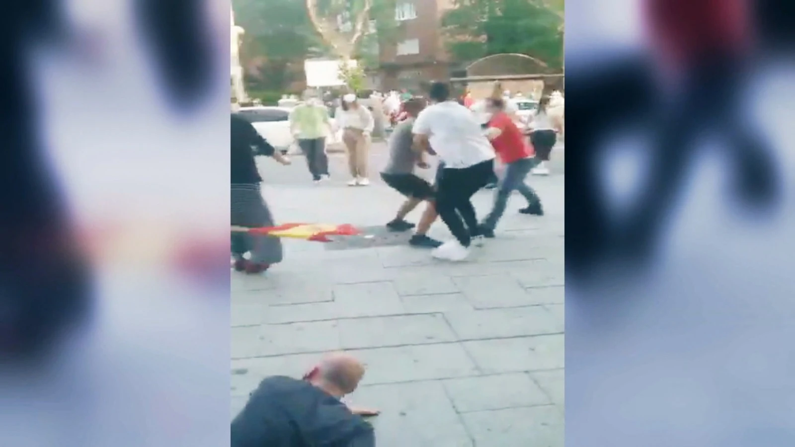 V&iacute;deo:Un testigo graba la pelea en Moratalaz durante las caceroladas | &Uacute;ltima hora Madrid