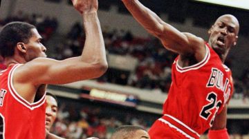 Michael Jordan y Robert Parish, en un partido de los Bulls