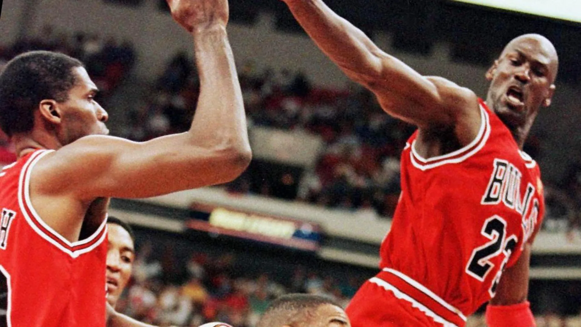Michael Jordan y Robert Parish, en un partido de los Bulls Michael Jordan y Robert Parish, en un partido de los Bulls