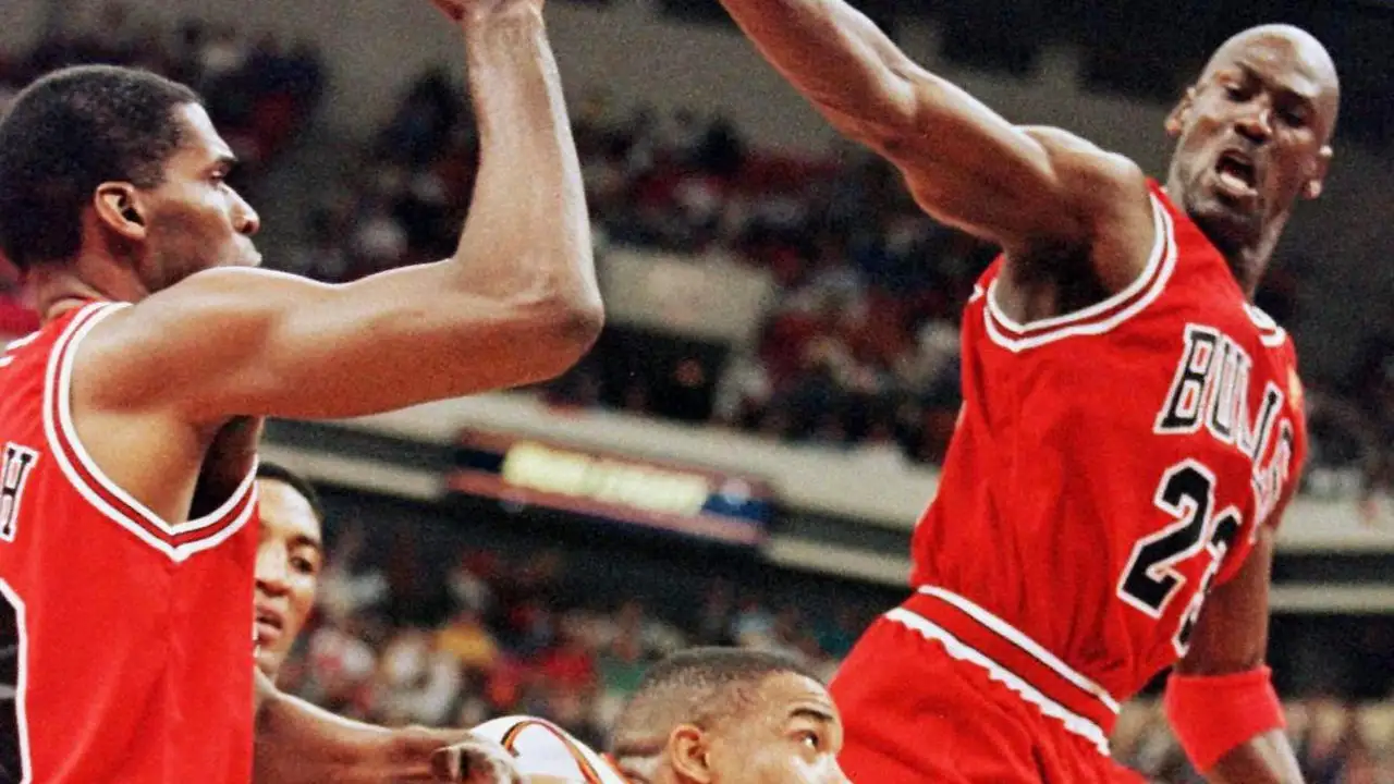 Michael Jordan y Robert Parish, en un partido de los Bulls Michael Jordan y Robert Parish, en un partido de los Bulls