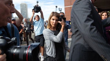 Lori Loughlin ('Padres Forzosos') se declara culpable de soborno a la universidad
