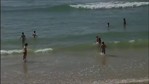 Niños bañándose sin guardar el distanciamiento en la playa de La Concha a pesar del coronavirus Niños bañándose sin guardar el distanciamiento en la playa de La Concha a pesar del coronavirus