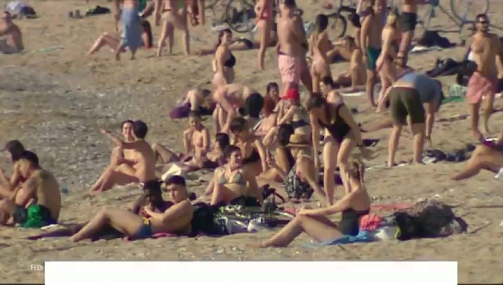 Las playas de Barcelona se vuelven a llenar de gente que no respeta las normas de desescalada por el coronavirus