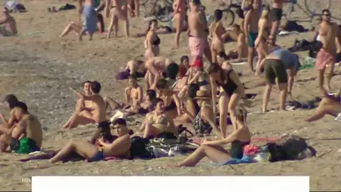 Las playas de Barcelona se vuelven a llenar de gente que no respeta las normas de desescalada por el coronavirus Las playas de Barcelona se vuelven a llenar de gente que no respeta las normas de desescalada por el coronavirus