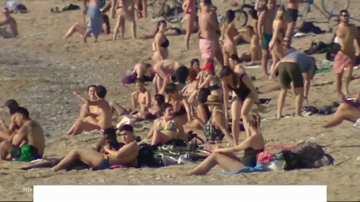 Las playas de Barcelona se vuelven a llenar de gente que no respeta las normas de desescalada por el coronavirus Las playas de Barcelona se vuelven a llenar de gente que no respeta las normas de desescalada por el coronavirus