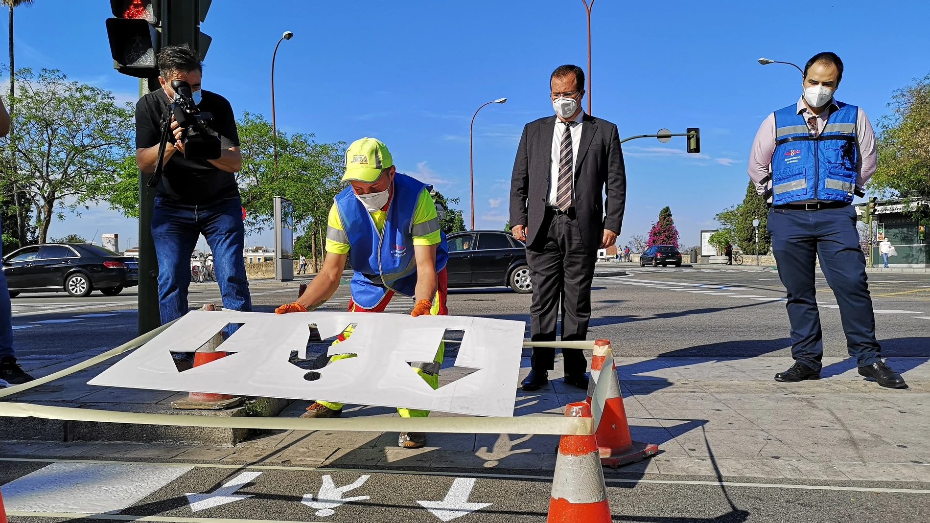 Operarios del Ayuntamiento de Sevilla pintan flechas en un paso de cebra Operarios del Ayuntamiento de Sevilla pintan flechas en un paso de cebra