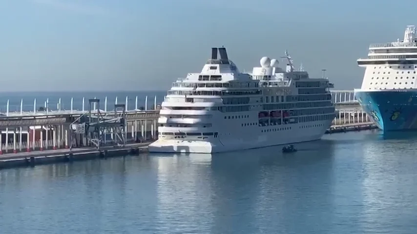 Barco en cuarentena en Barcelona