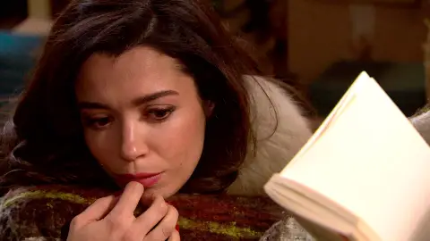 Amelia, rota con la novela que acaba de terminar de leer Luisita Amelia, rota con la novela que acaba de terminar de leer Luisita