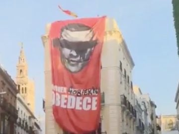 Pancarta en contra de Pedro Sánchez en Sevilla