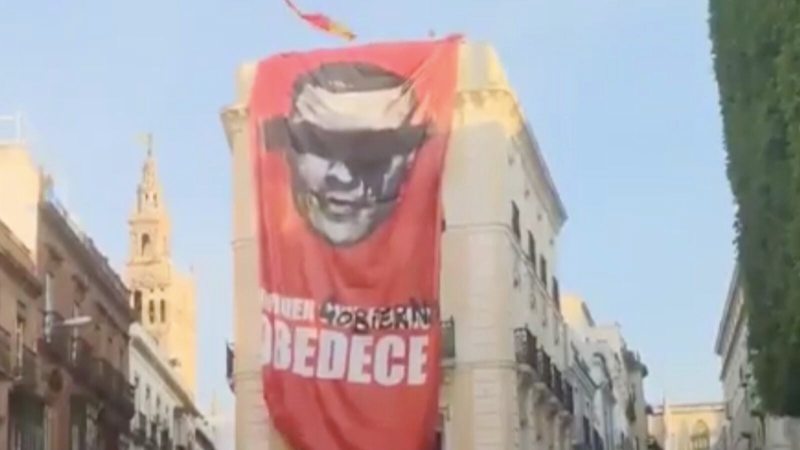 Despliegan una gran pancarta de Pedro Sánchez en contra de su gestión durante el coronavirus en Sevilla