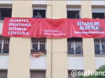Pancarta frente a la sede del PSOE en Ferraz