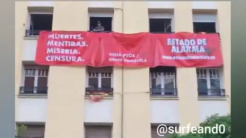 Pancarta frente a la sede del PSOE en Ferraz Pancarta frente a la sede del PSOE en Ferraz