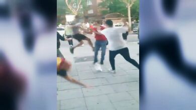 Brutal pelea entre participantes de una cacerolada contra el Gobierno y manifestantes a favor de la sanidad