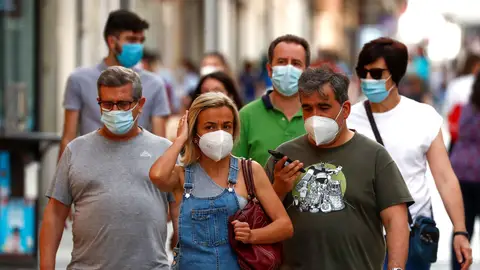 Ciudadanos pasean por la calle protegidos con mascarillas Ciudadanos pasean por las calles de Ronda protegidos con mascarillas