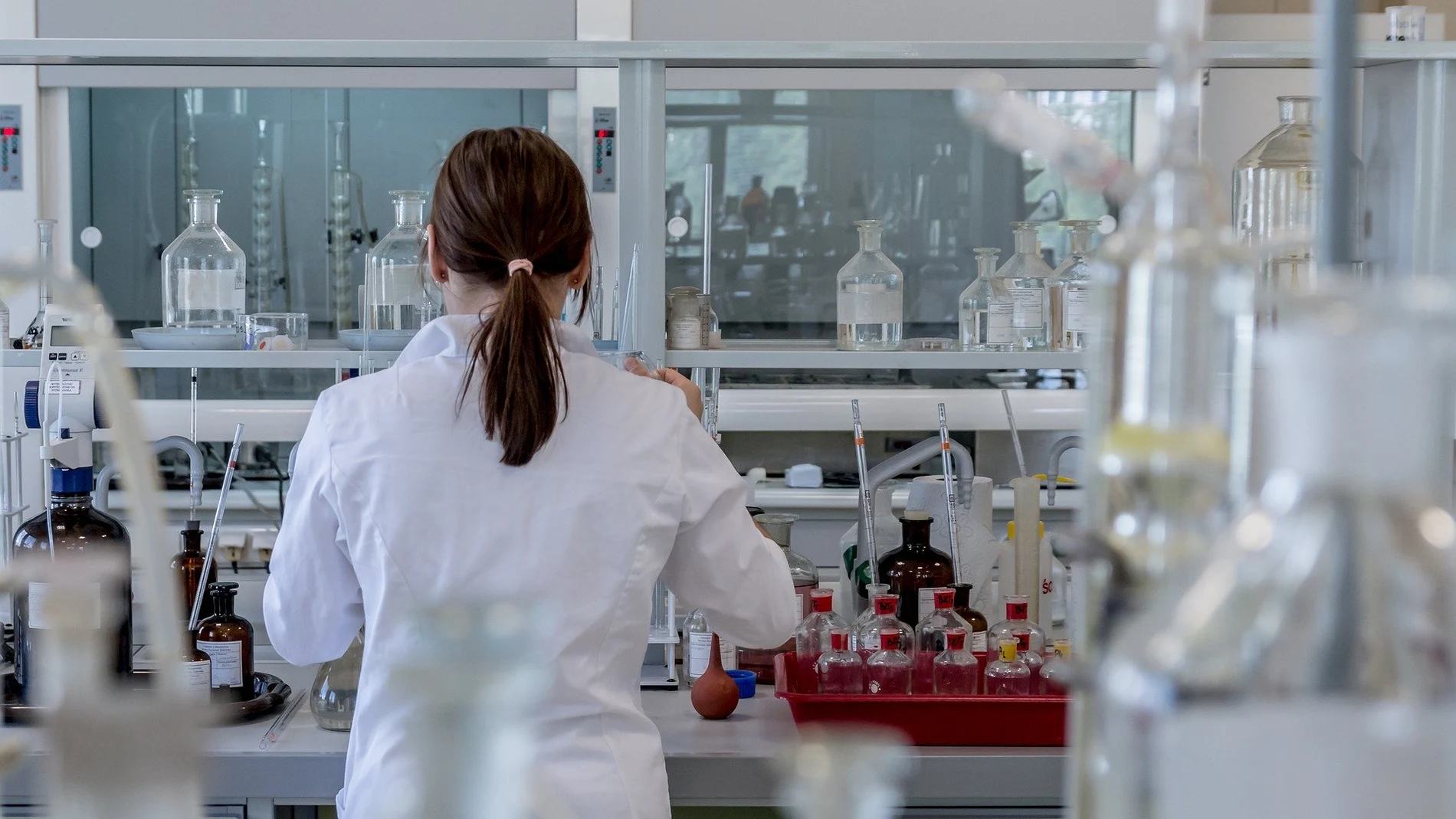 Científica trabajando en un laboratorio Científica trabajando en un laboratorio