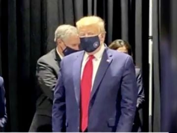 Donald Trump con mascarilla