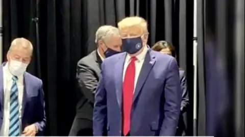 Donald Trump con mascarilla Donald Trump con mascarilla