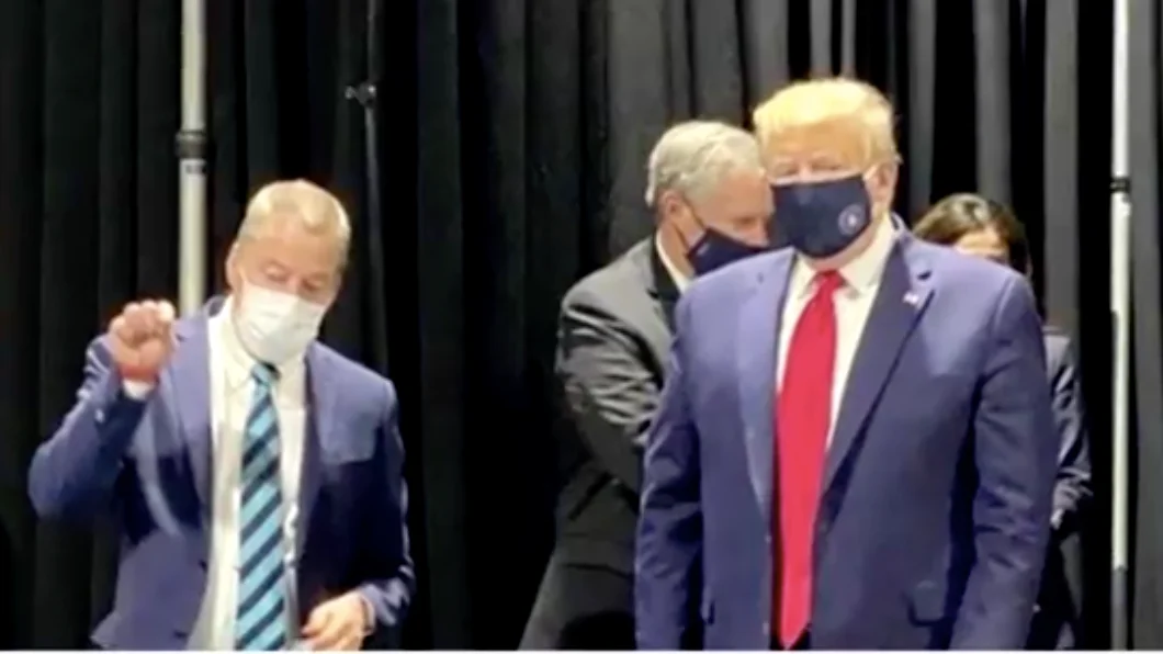 Donald Trump con mascarilla