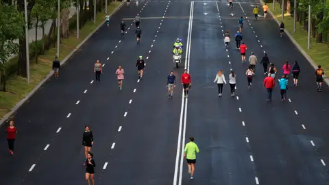 Los ciudadanos caminan por el Paseo de la Castellana Los ciudadanos caminan por el Paseo de la Castellana