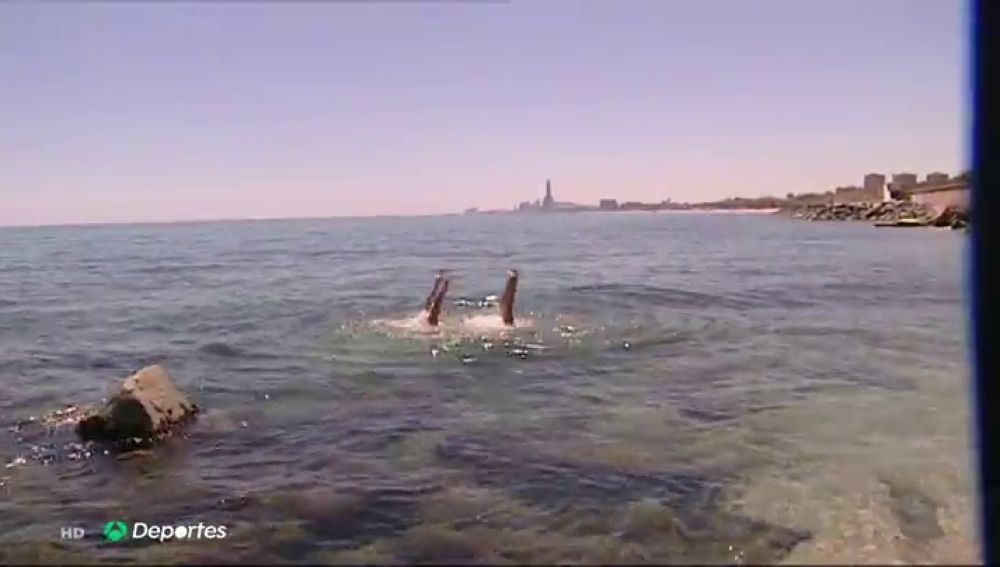 La espectacular recreación en el mar del ejercicio de las medallistas olímpicas Thais Henríquez y Paula Klamburg