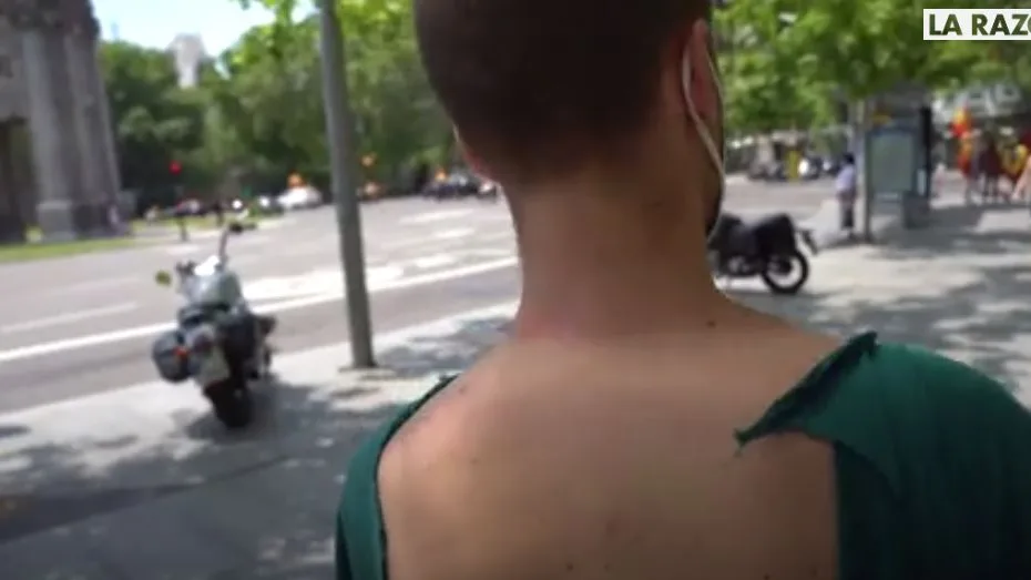 Brutal agresión a un reportero de 'La Razón' durante la manifestación convocada por Vox Brutal agresión a un reportero de 'La Razón' durante la manifestación convocada por Vox