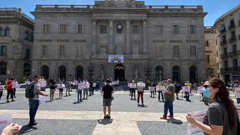 Medio centenar de personas se manifiestan bajo el lema 'Desconfinemos derechos y libertades' en Barcelona Medio centenar de personas se manifiestan bajo el lema 'Desconfinemos derechos y libertades' en Barcelona