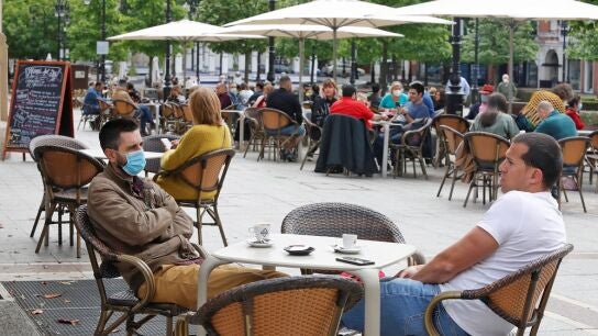 Imagen de personas en una terraza