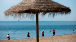Varias personas en la playa de La Misericordia, Málaga Varias personas en la playa de La Misericordia, Málaga