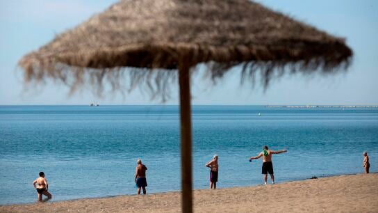 Varias personas en la playa de La Misericordia, M&aacute;laga
