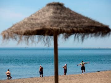 Varias personas en la playa de La Misericordia, Málaga