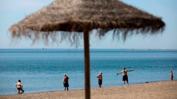 Varias personas en la playa de La Misericordia, Málaga