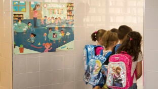 Varios ni&ntilde;os a su llegada al colegio