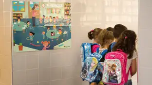 Imagen de archivo de varios niños de primaria Varios niños a su llegada al colegio