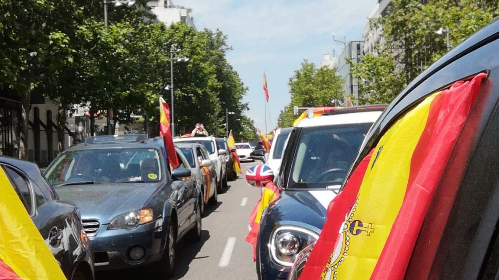 A3 Noticias Fin de Semana (23-05-20) Miles de manifestantes en coche convocados por Vox colapsan varios puntos de España y piden la dimisión de un "Gobierno criminal" A3 Noticias Fin de Semana (23-05-20) Miles de manifestantes en coche convocados por Vox colapsan varios puntos de España y piden la dimisión de un "Gobierno criminal"