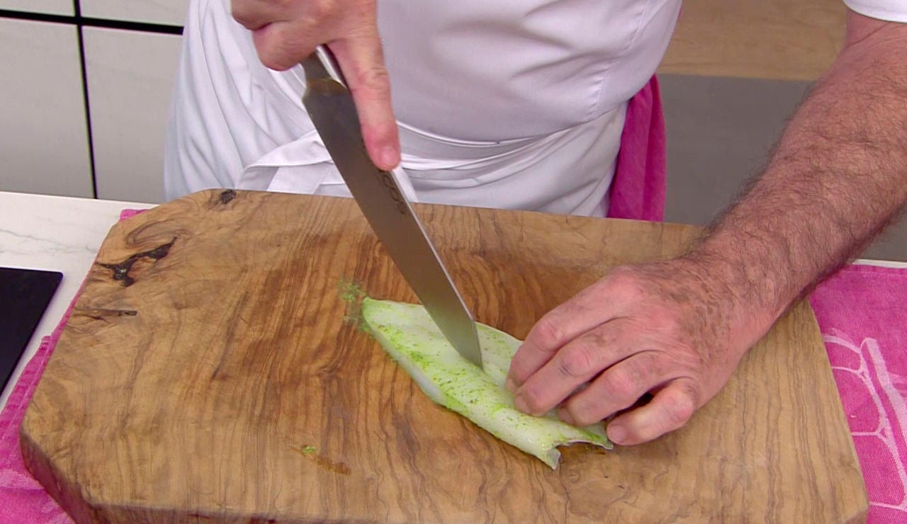 El corte perfecto de Karlos Arguiñano para darle al calamar un toque "gracioso" El corte perfecto de Karlos Arguiñano para darle al calamar un toque "gracioso"