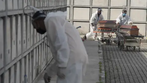 Colapsos en el cementerio de Sao Paulo tras el aumento de muertes por coronavirus en Brasil Colapsos en el cementerio de Sao Paulo tras el aumento de muertes por coronavirus en Brasil