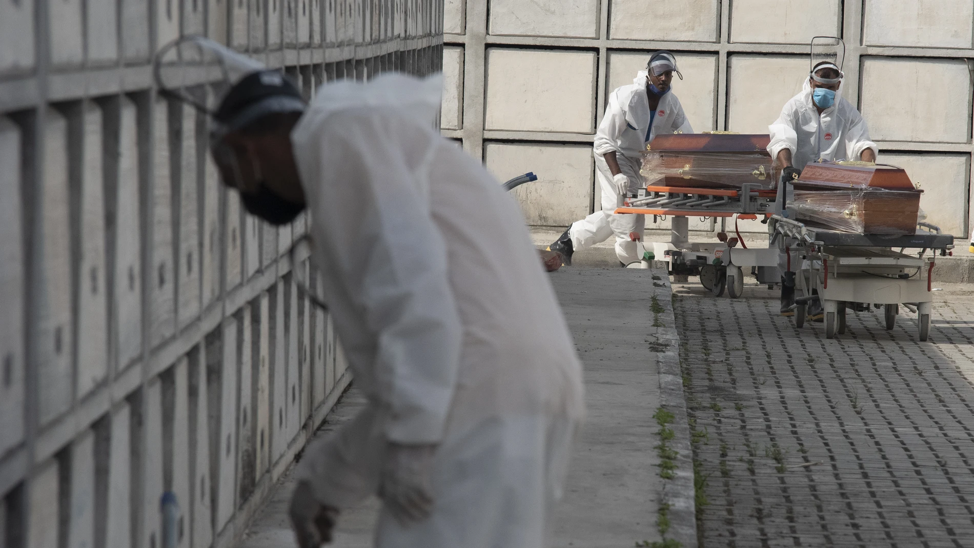 Colapsos en el cementerio de Sao Paulo tras el aumento de muertes por coronavirus en Brasil Colapsos en el cementerio de Sao Paulo tras el aumento de muertes por coronavirus en Brasil