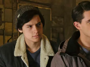 Cole Sprouse y Casey Cott en 'Riverdale' Cole Sprouse y Casey Cott en 'Riverdale'