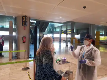 Toma de temperatura a pasajeros en el Aeropuerto Alicante-Elche durante la desescalada. Toma de temperatura a pasajeros en el Aeropuerto Alicante-Elche durante la desescalada.