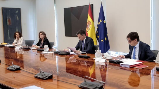 Mar&iacute;a Jes&uacute;s Montero, Teresa Ribera, Pedro S&aacute;nchez y Salvador Illa, durante el encuentro con los presidentes auton&oacute;micos