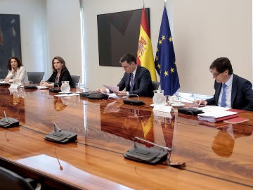 María Jesús Montero, Teresa Ribera, Pedro Sánchez y Salvador Illa, durante el encuentro con los presidentes autonómicos