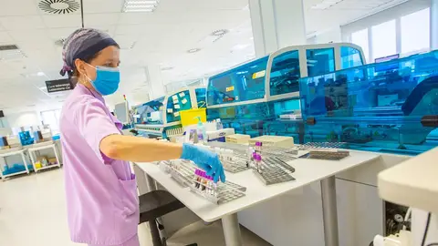 Una técnica del laboratorio del Hospital Universitario de Álava Una técnica del laboratorio del Hospital Universitario de Álava