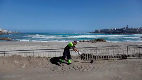 Un operario del concello de A Coruña trabaja en el acondicionando la playa de Riazor Un operario del concello de A Coruña trabaja en el acondicionando la playa de Riazor