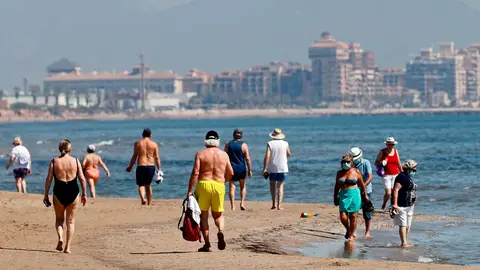 Ciudadanos pasean por la playa de Benidorm Ciudadanos pasean por la playa de Benidorm