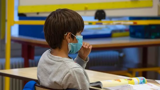 Un niño porta mascarilla en el centro escolar. Un niño porta mascarilla en el centro escolar.