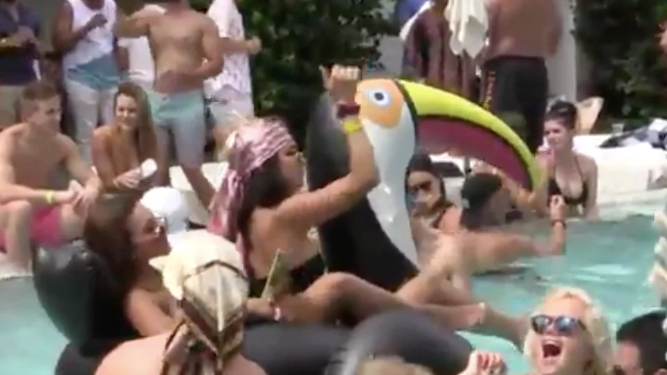 Varios infectados por coronavirus tras acudir a una fiesta en una piscina en EEUU Varios infectados por coronavirus tras acudir a una fiesta en una piscina en EEUU