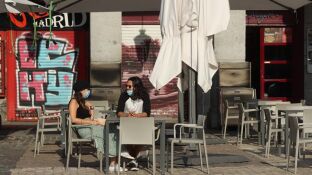  Dos personas esperan su consumici&oacute;n en una terraza de la Plaza Mayor en Madrid 